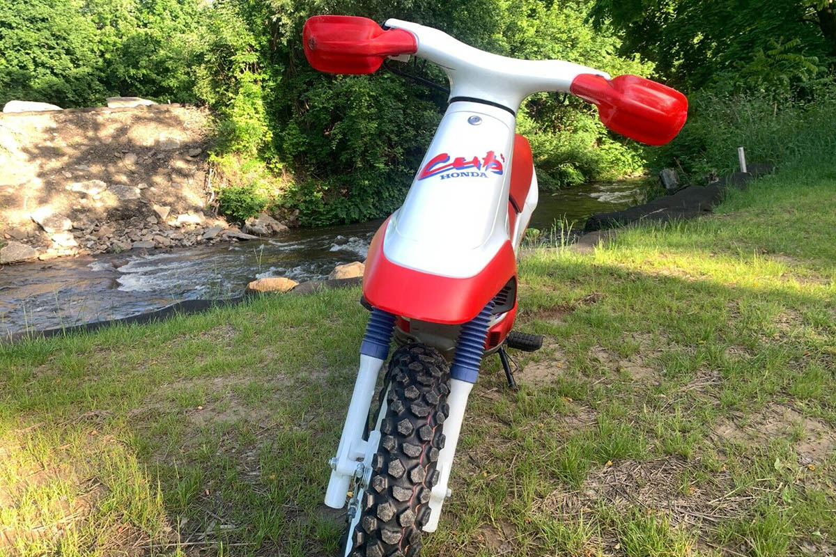 Sin luces y carenada es una moto de corte futurista incluso hoy en día