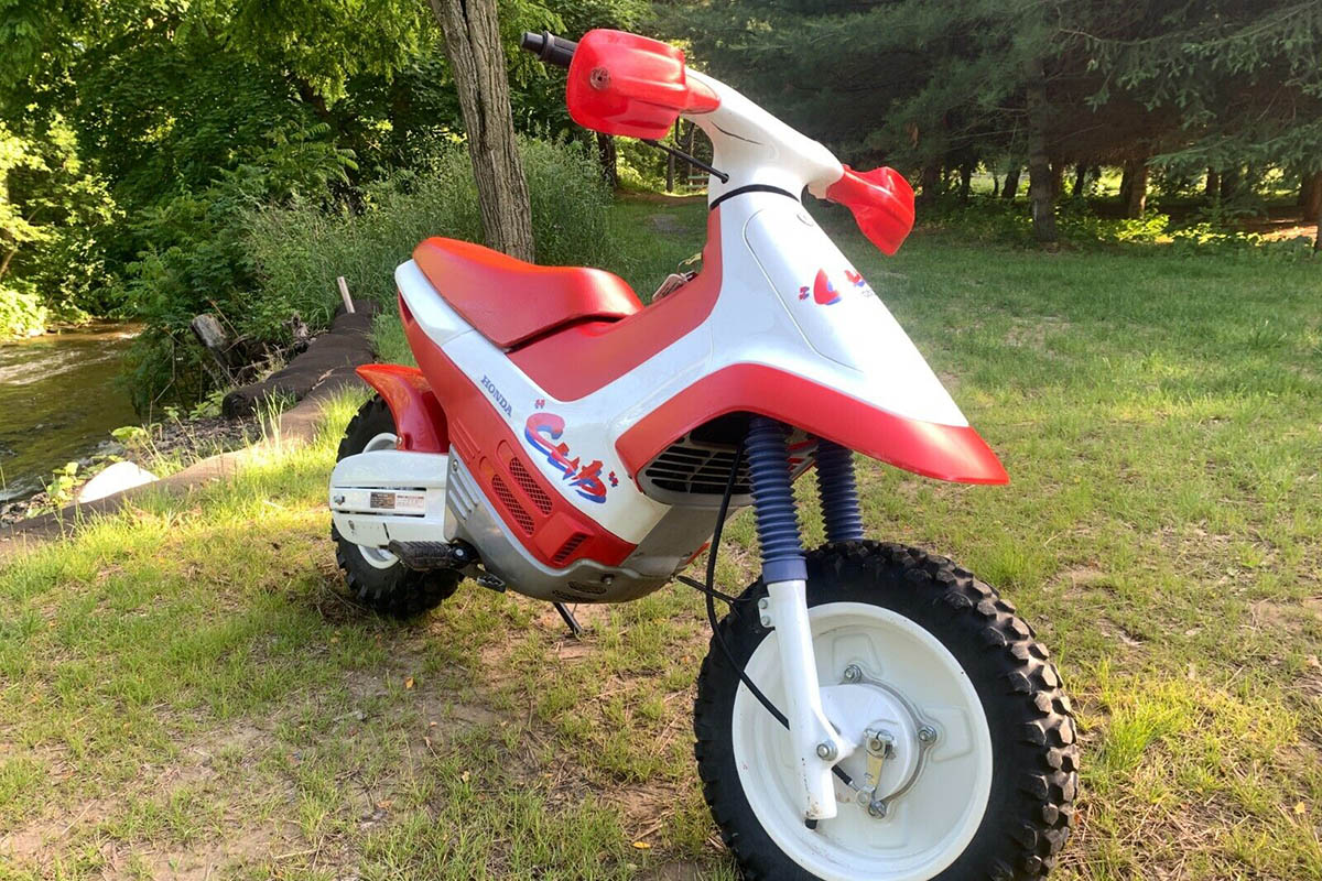 Solo los frenos de tambor delatan que estamos ante una moto veterana
