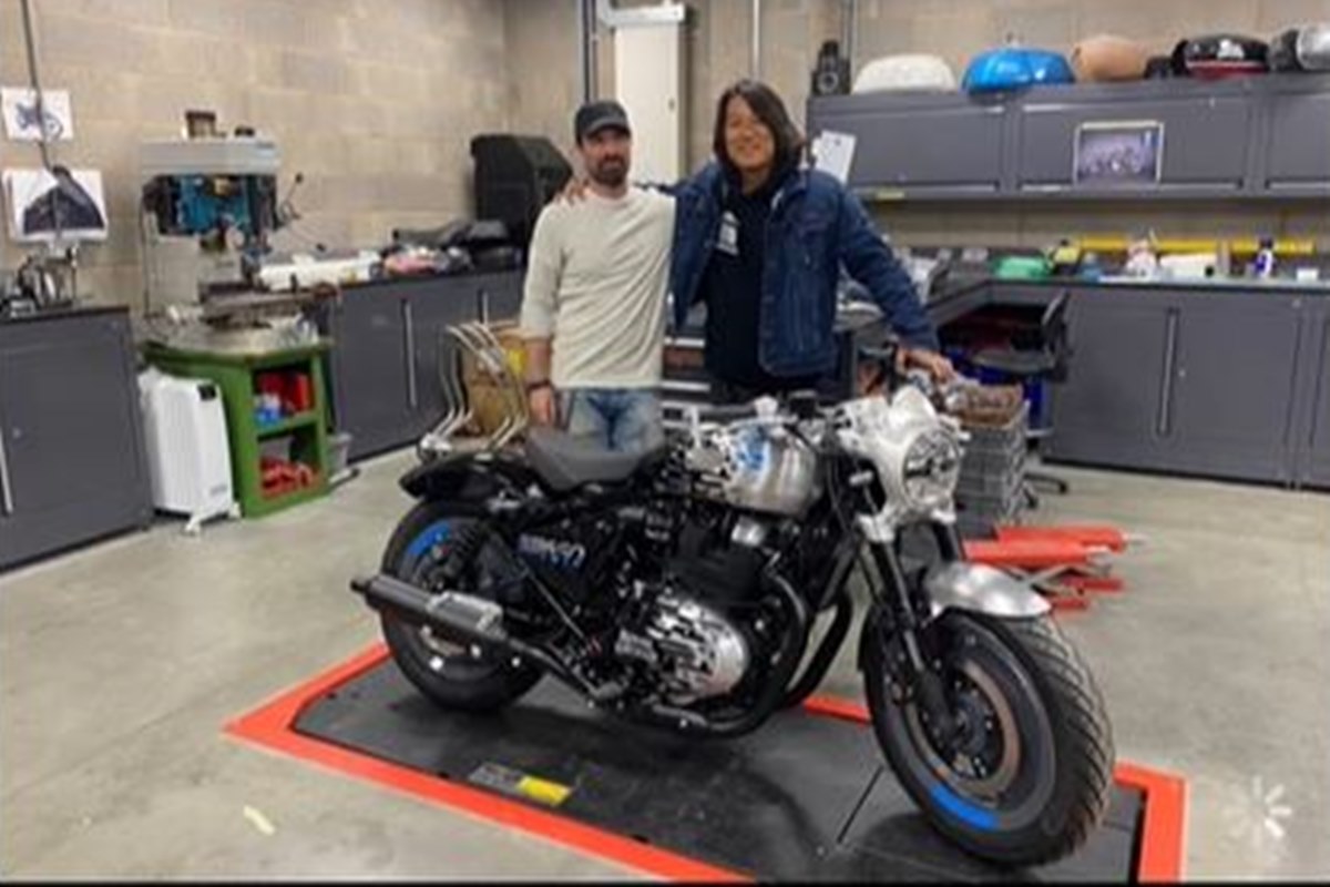 Visita del actor Sung-Ho Kang a las instalaciones de Royal Enfield