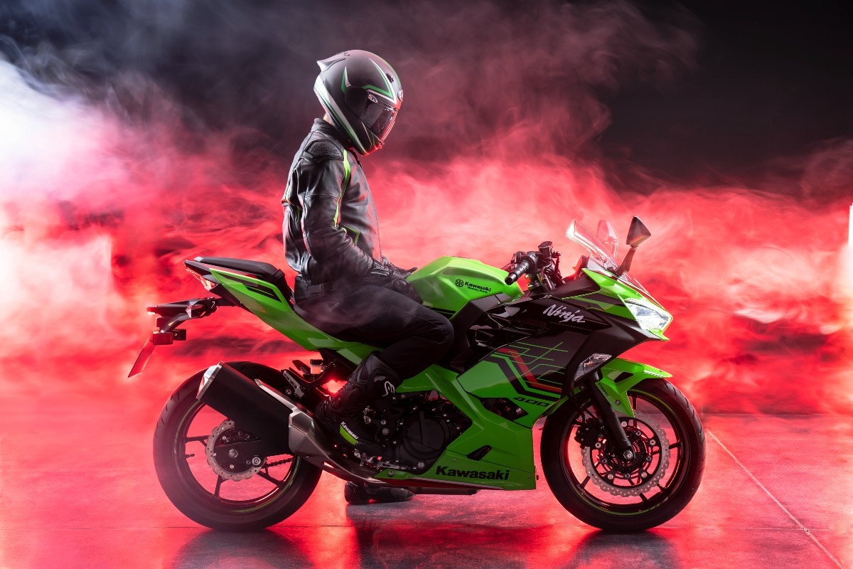 kawasaki_ninja_400_2023_10