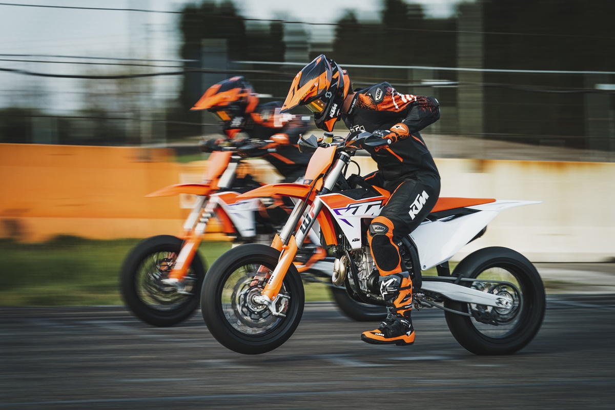 KTM 450 SMR 2023 en acción