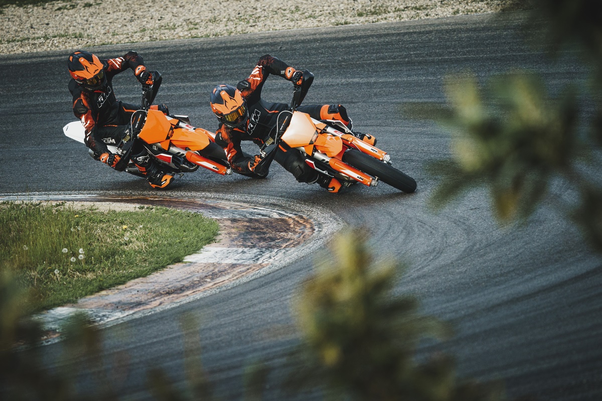 KTM 450 SMR 2023 en acción