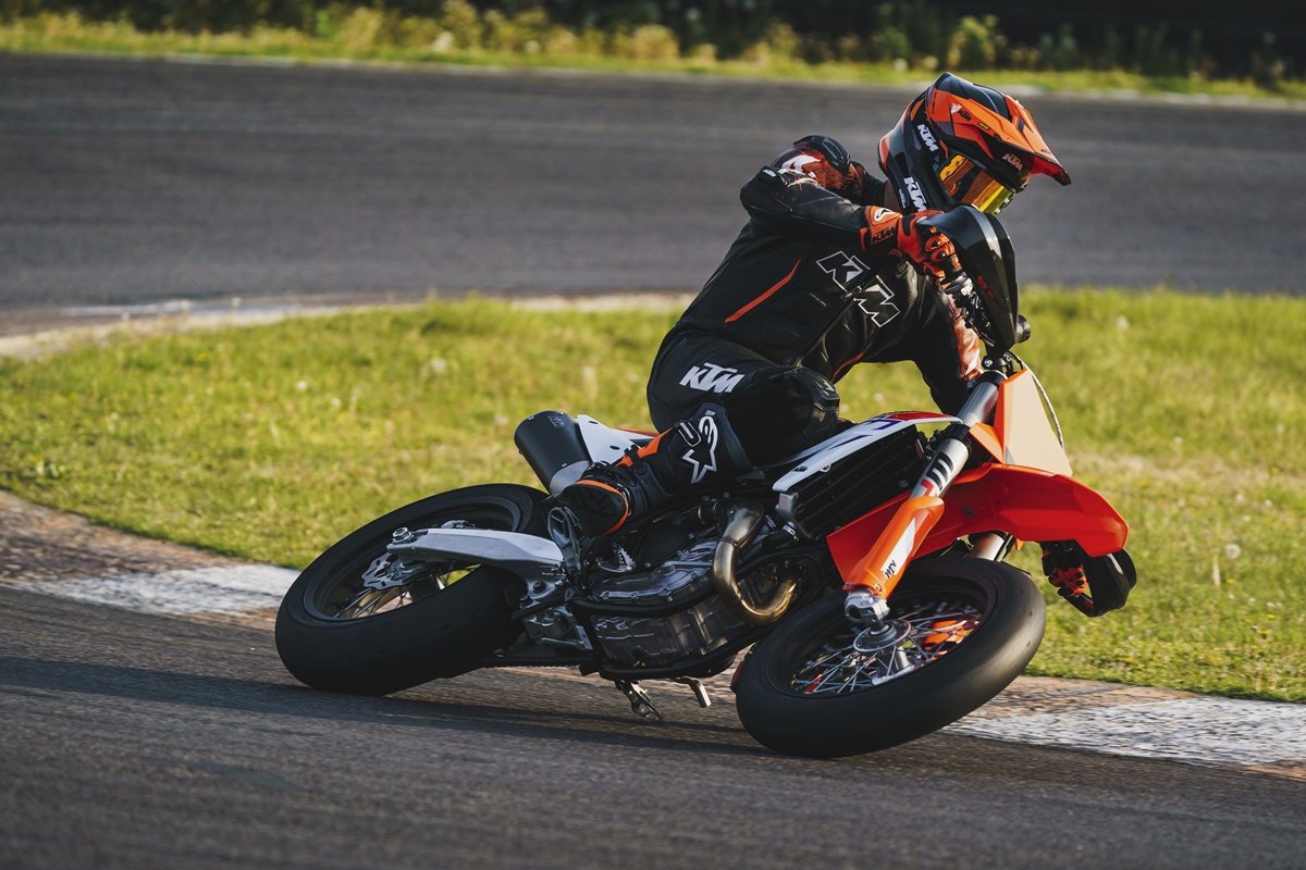 KTM 450 SMR 2023 en acción