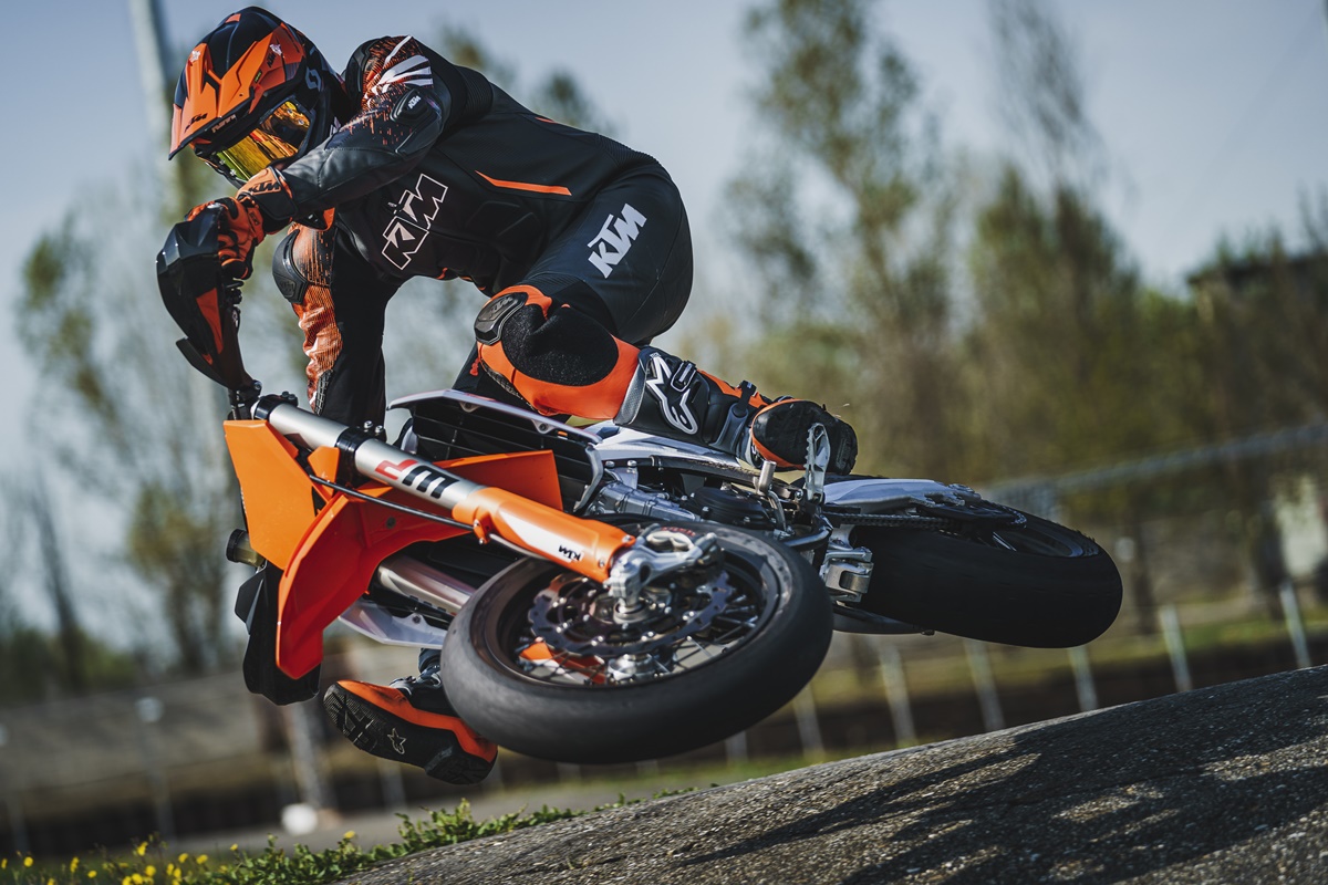 KTM 450 SMR 2023 en acción