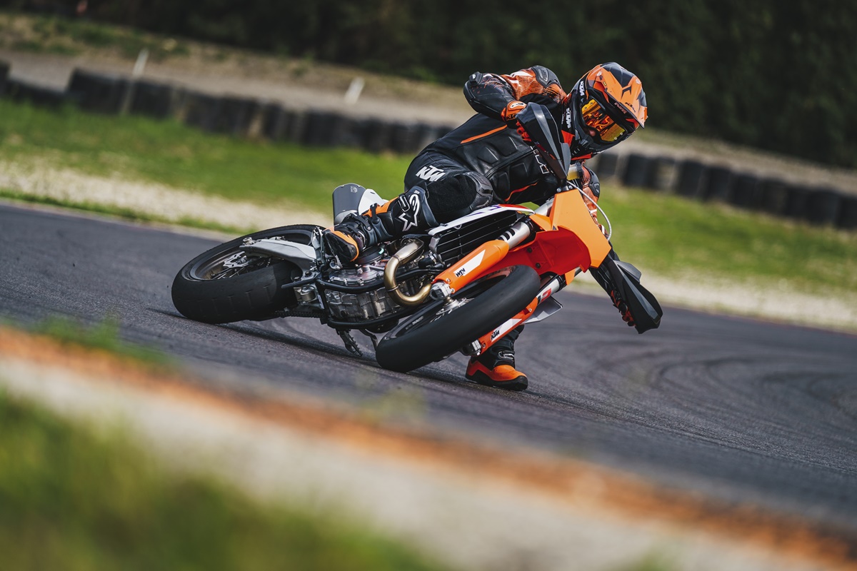 KTM 450 SMR 2023 en acción