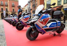 Ceremonia de entrega de los 20 BMW CE 04 a la Policía Local de Gijón