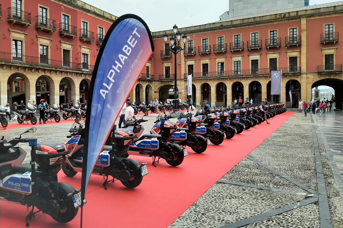 Ceremonia de entrega de los 20 BMW CE 04 a la Policía Local de Gijón