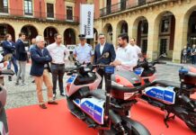 Ceremonia de entrega de los 20 BMW CE 04 a la Policía Local de Gijón