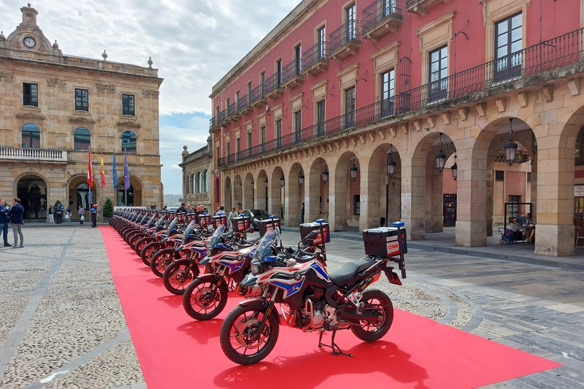 Ceremonia de entrega de los 20 BMW CE 04 a la Policía Local de Gijón