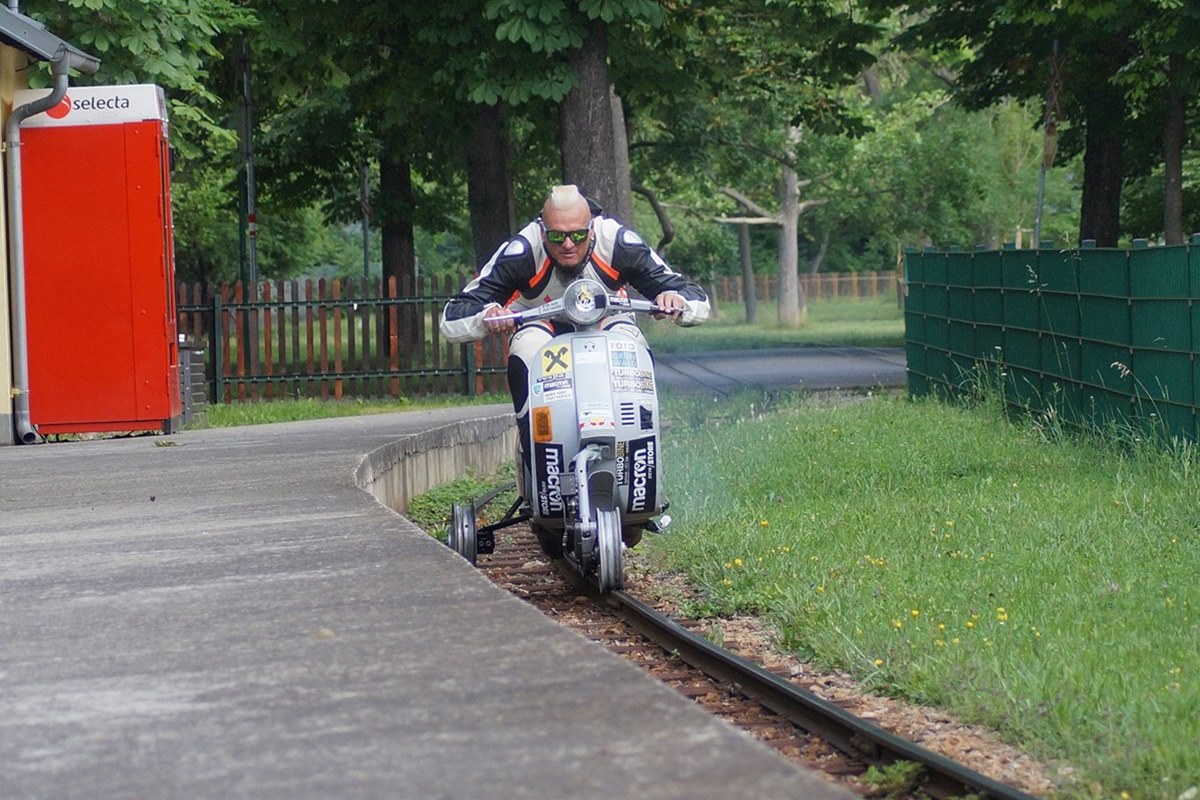 Récord Mundial en Vespa sobre unos raíles de tren