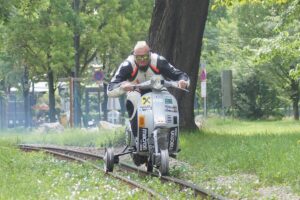 Récord Mundial en Vespa sobre unos raíles de tren