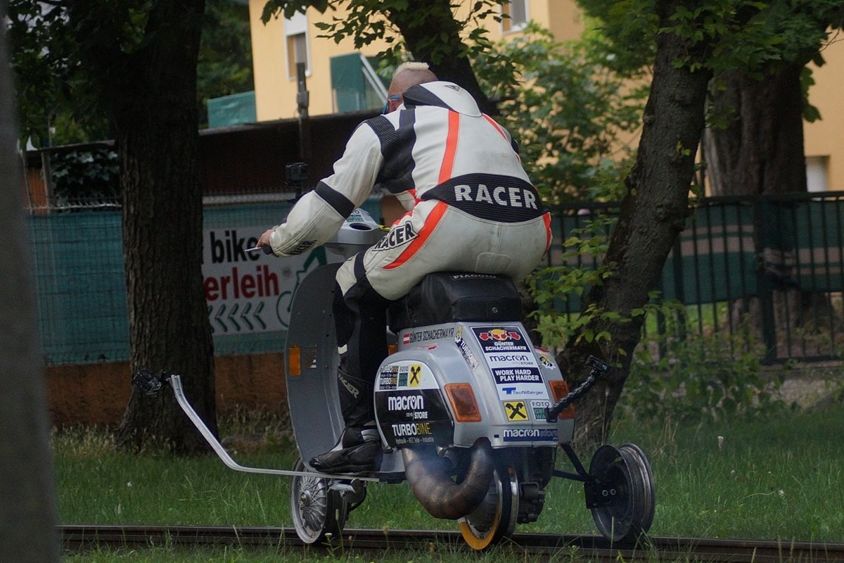 Récord Mundial en Vespa sobre unos raíles de tren