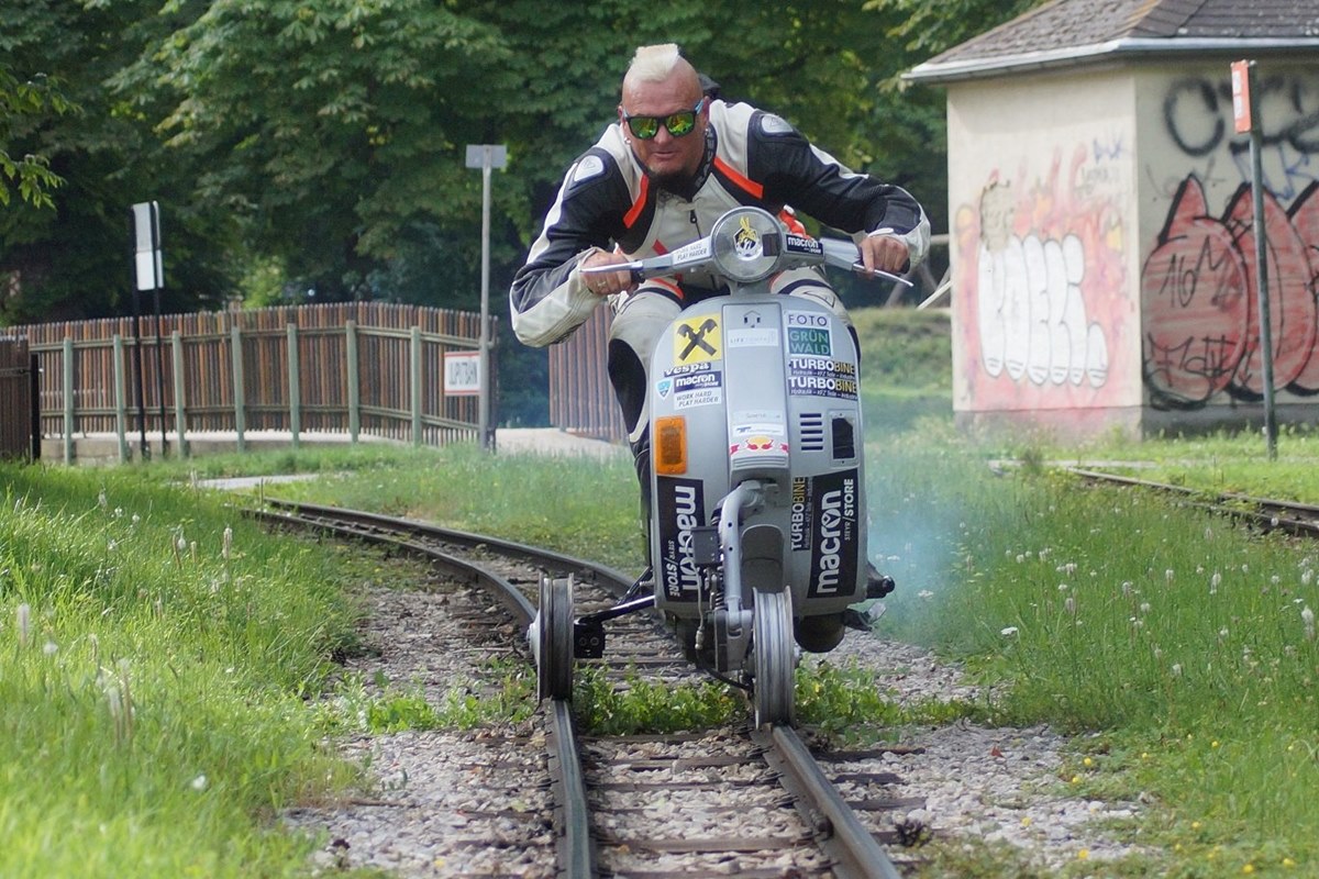 Récord Mundial en Vespa sobre unos raíles de tren