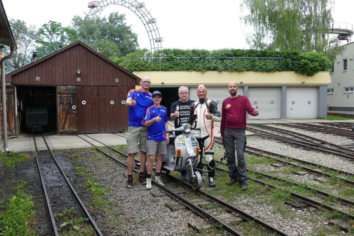 Récord Mundial en Vespa sobre unos raíles de tren