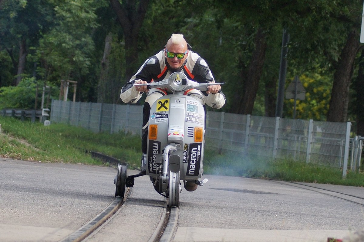 Récord Mundial en Vespa sobre unos raíles de tren
