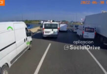 La policía coloca los vehículos para crear el escudo