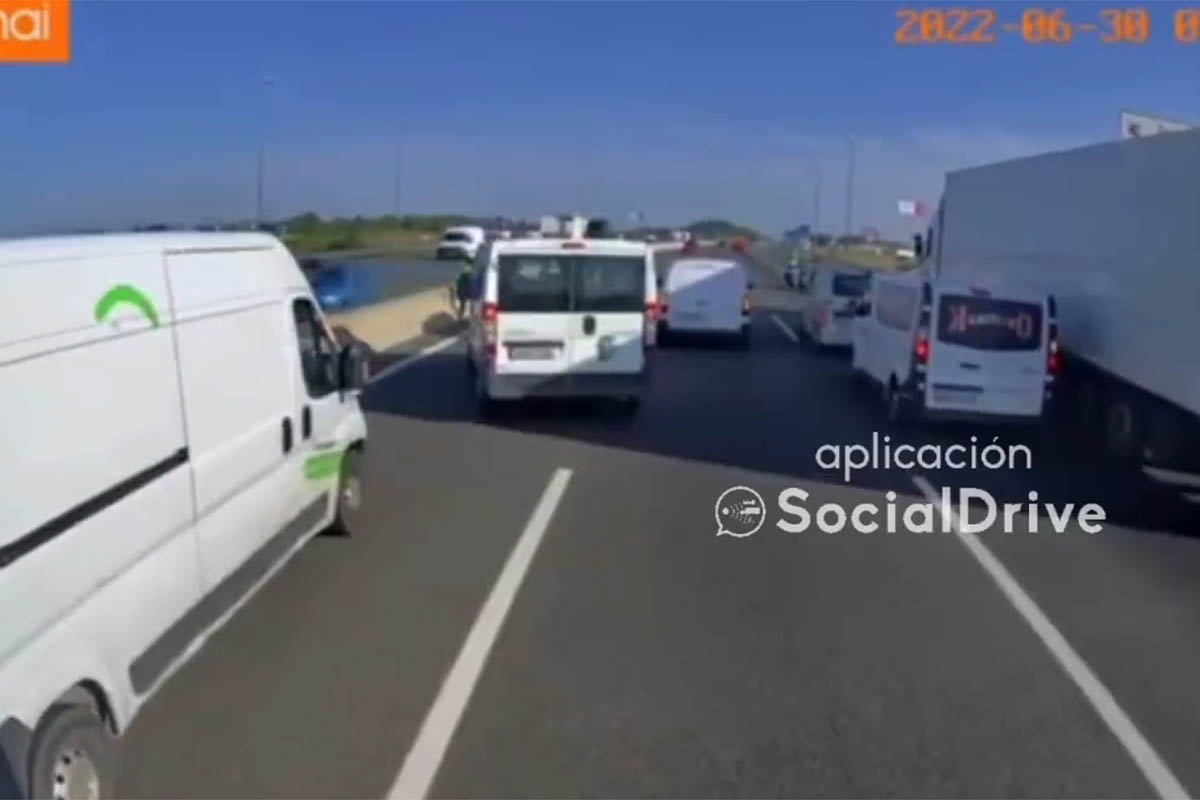 La policía coloca los vehículos para crear el escudo