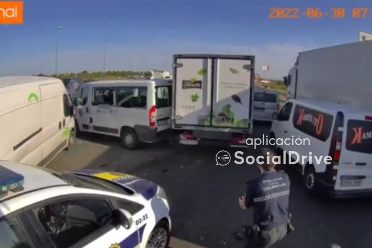 La policía salió corriendo detrás del ladrón
