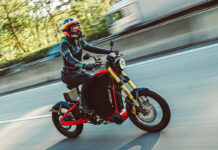 Una moto con pedales y que alcanza los 80 km/h