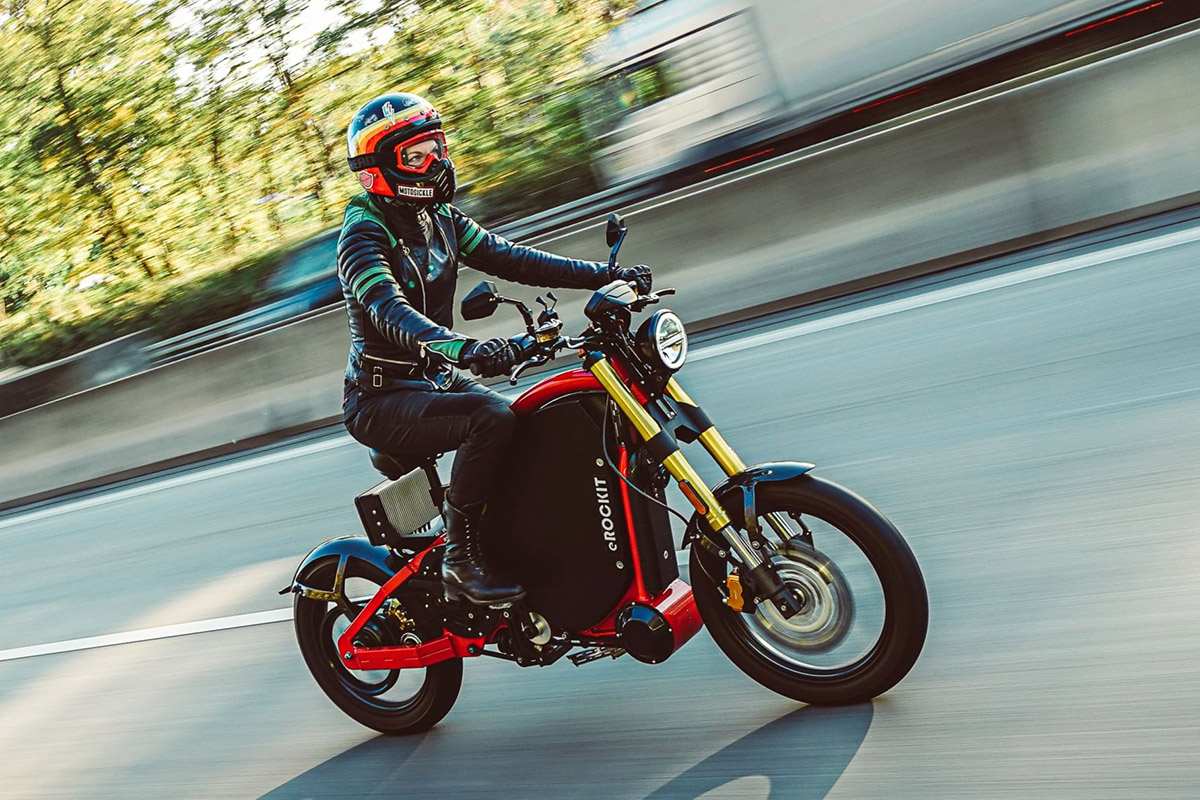 Una moto con pedales y que alcanza los 80 km/h