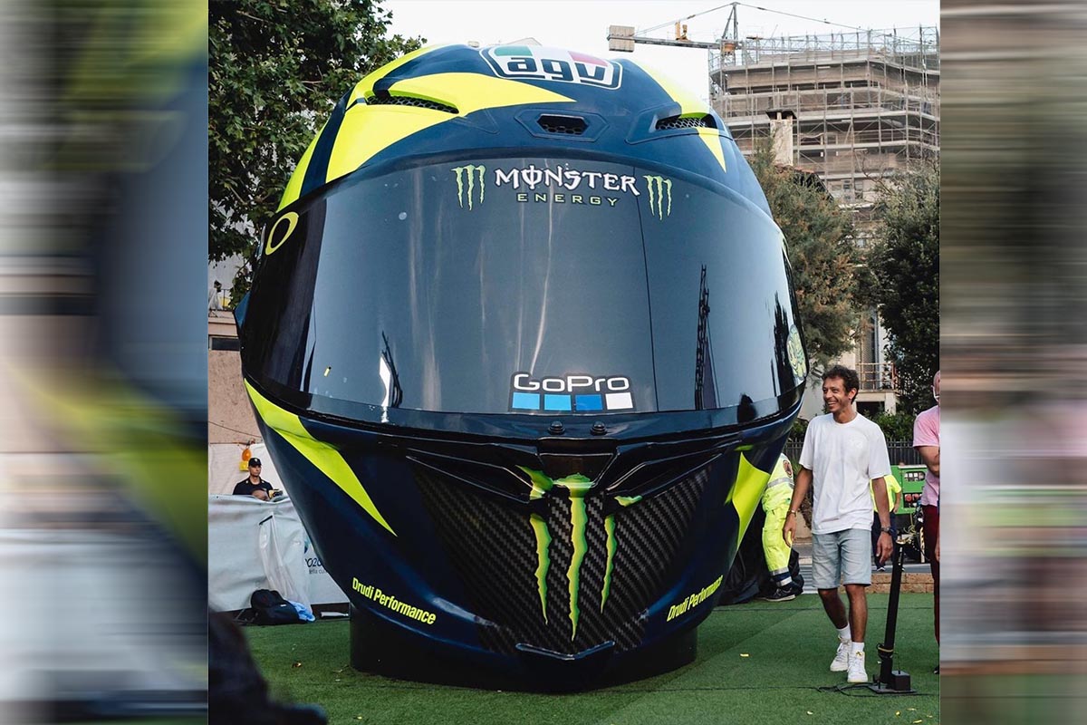 Rossi junto a su nuevo casco