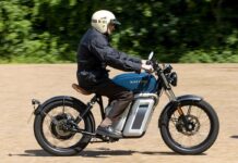 Colin Dean probando la Maeving RM1 Retro