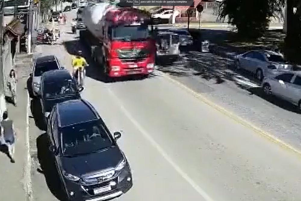 Al adelantar por la derecha empieza la confluencia de sucesos que acaba en el accidente