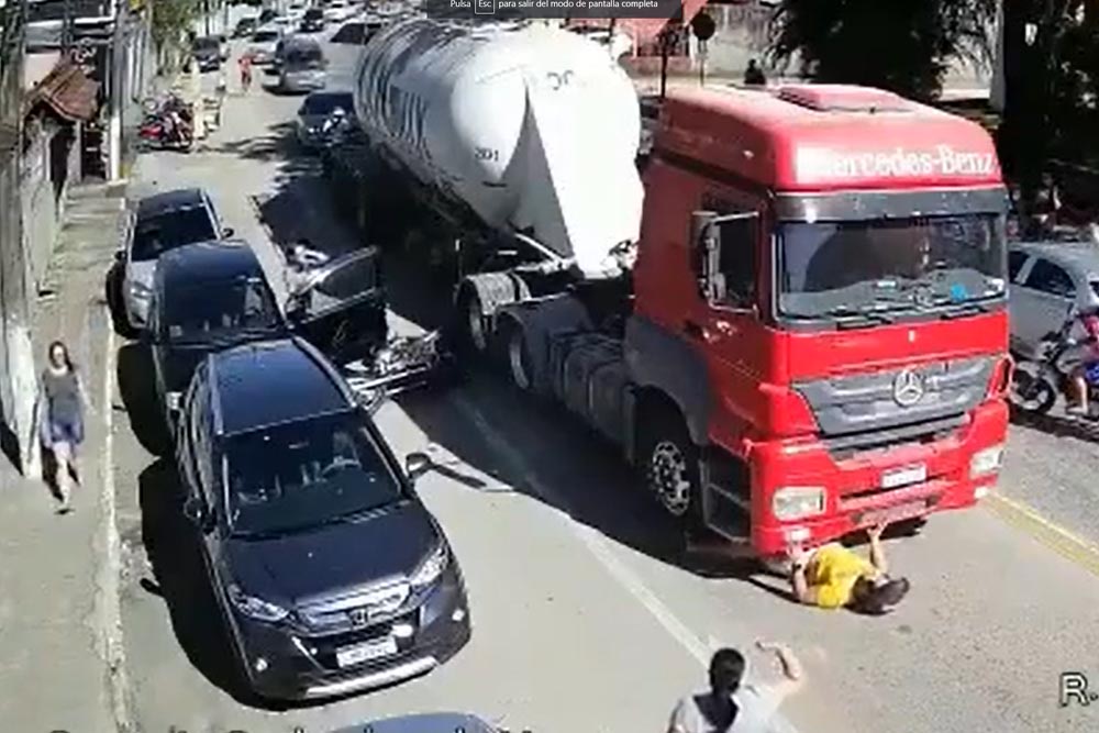 El camión no puede evitar al motorista