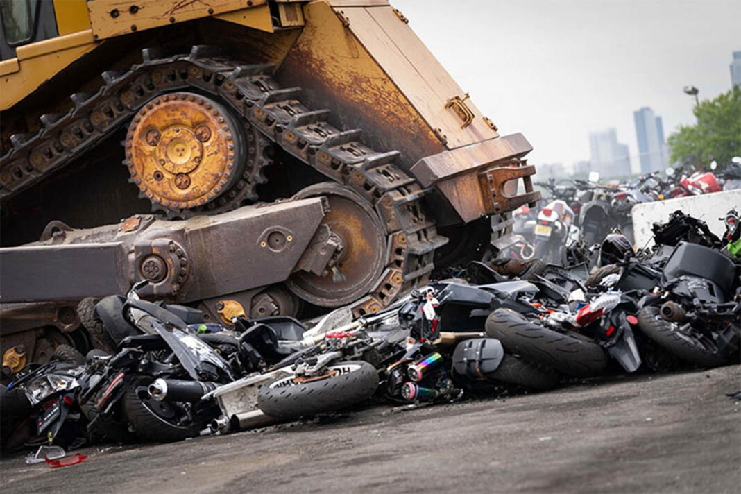 Nueva York destroza con un bulldozer las motos ilegales