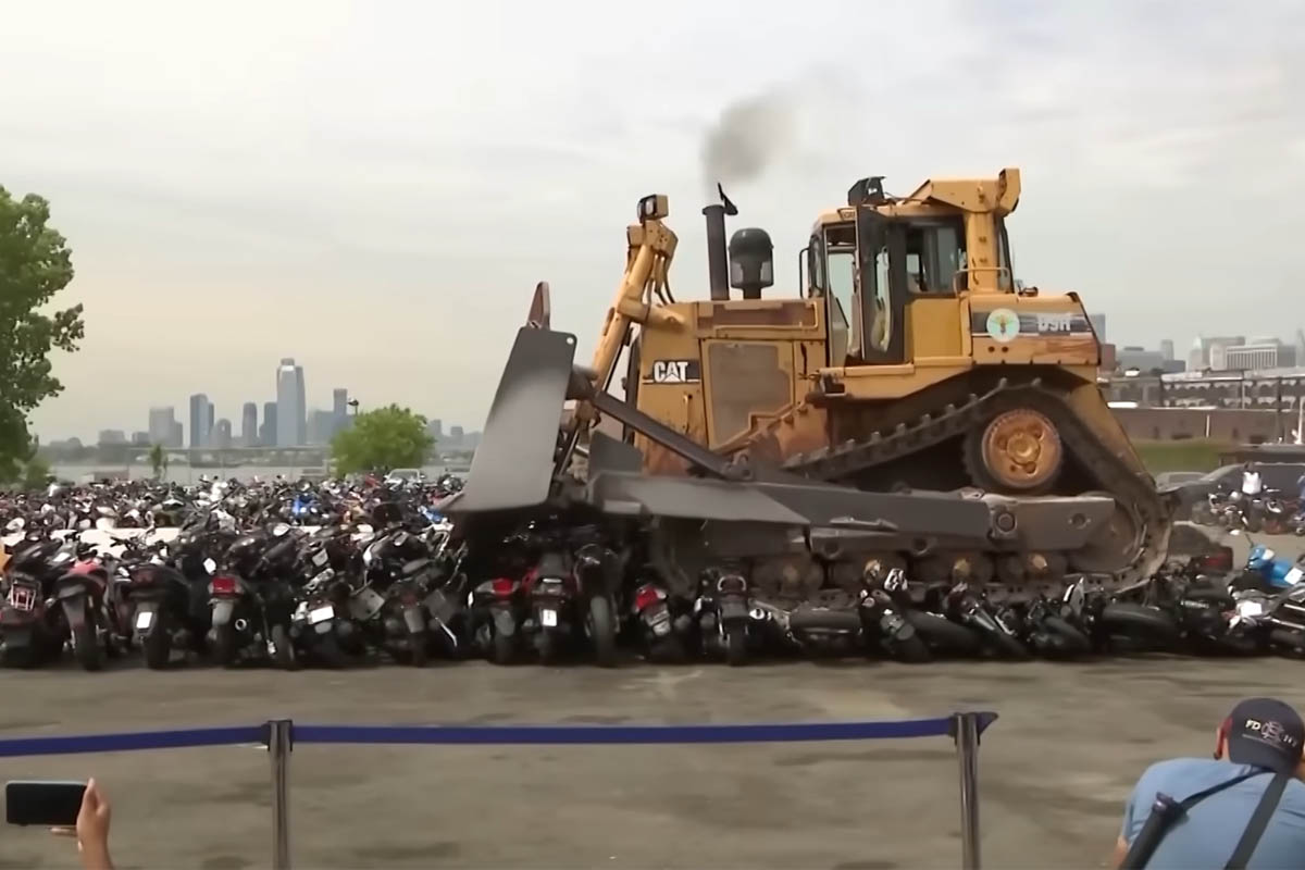 Sin piedad, el bulldozer pasa por encima de motos, scooters y quads