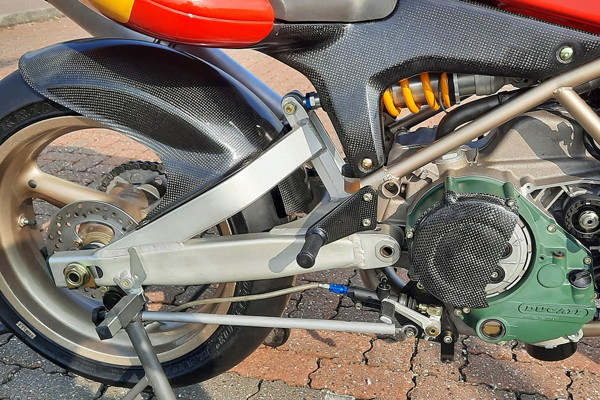 Recambios actuales y de la época han dado forma a la moto