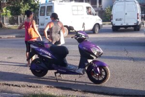 Los scooters son un medio de transporte para los cubanos