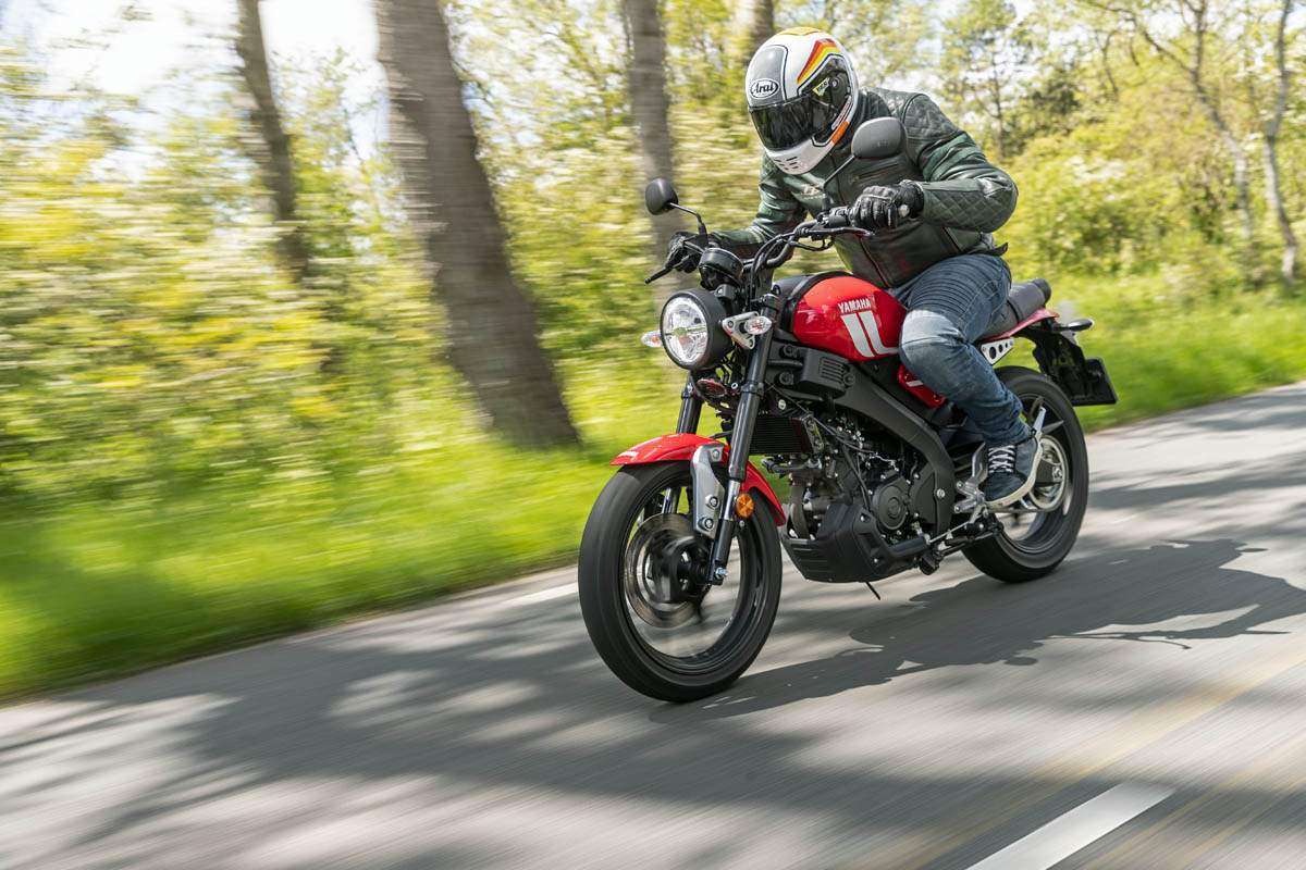 La Yamaha tiene un corte más retro