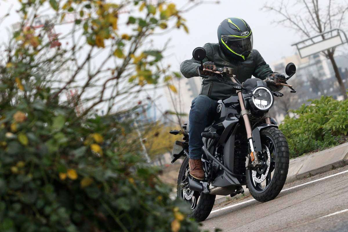 La estética de la Zontes G1-125 es más de scrambler neo-retro