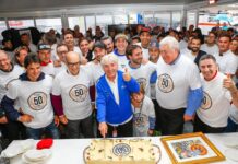 Nieto celebrando junto a parte del paddock sus 50 años en el campeonato