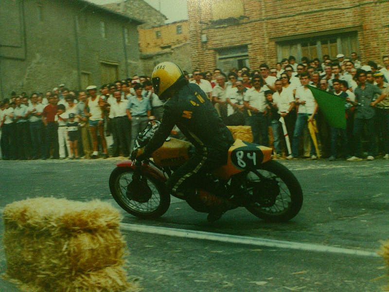 Un piloto a lomos de su Montesa corriendo en el trazado que se usó en el GP de La Bañeza en 1980 y 1981