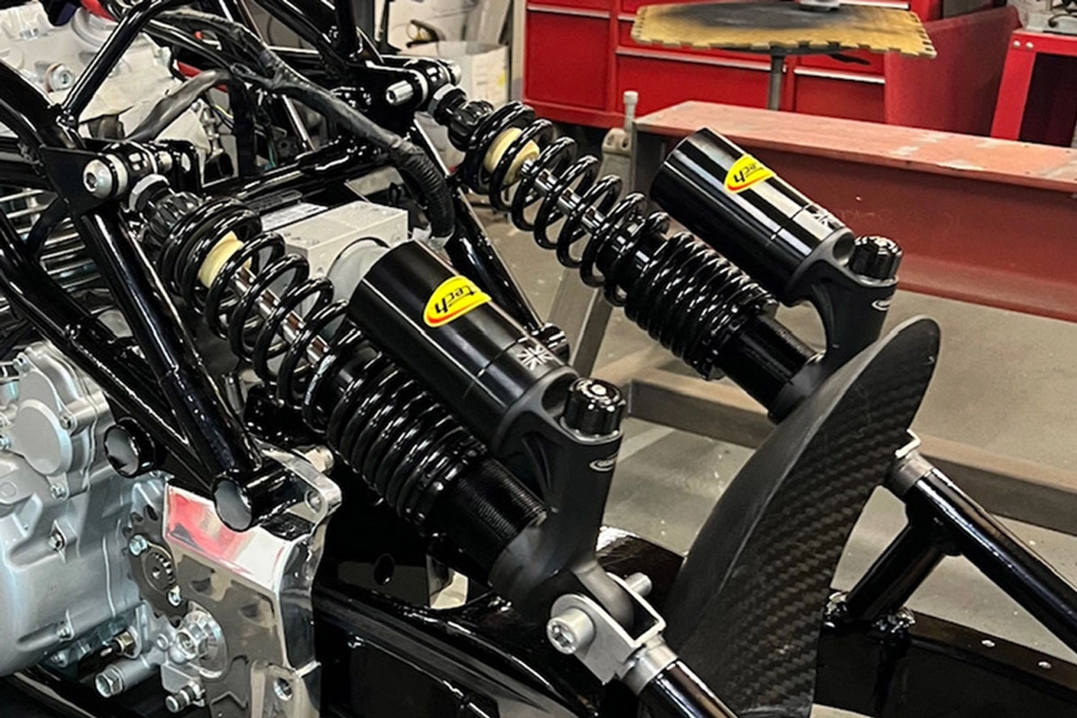 La moto cuenta con detalles interesantes como el doble amortiguador trasero y acabados en carbono