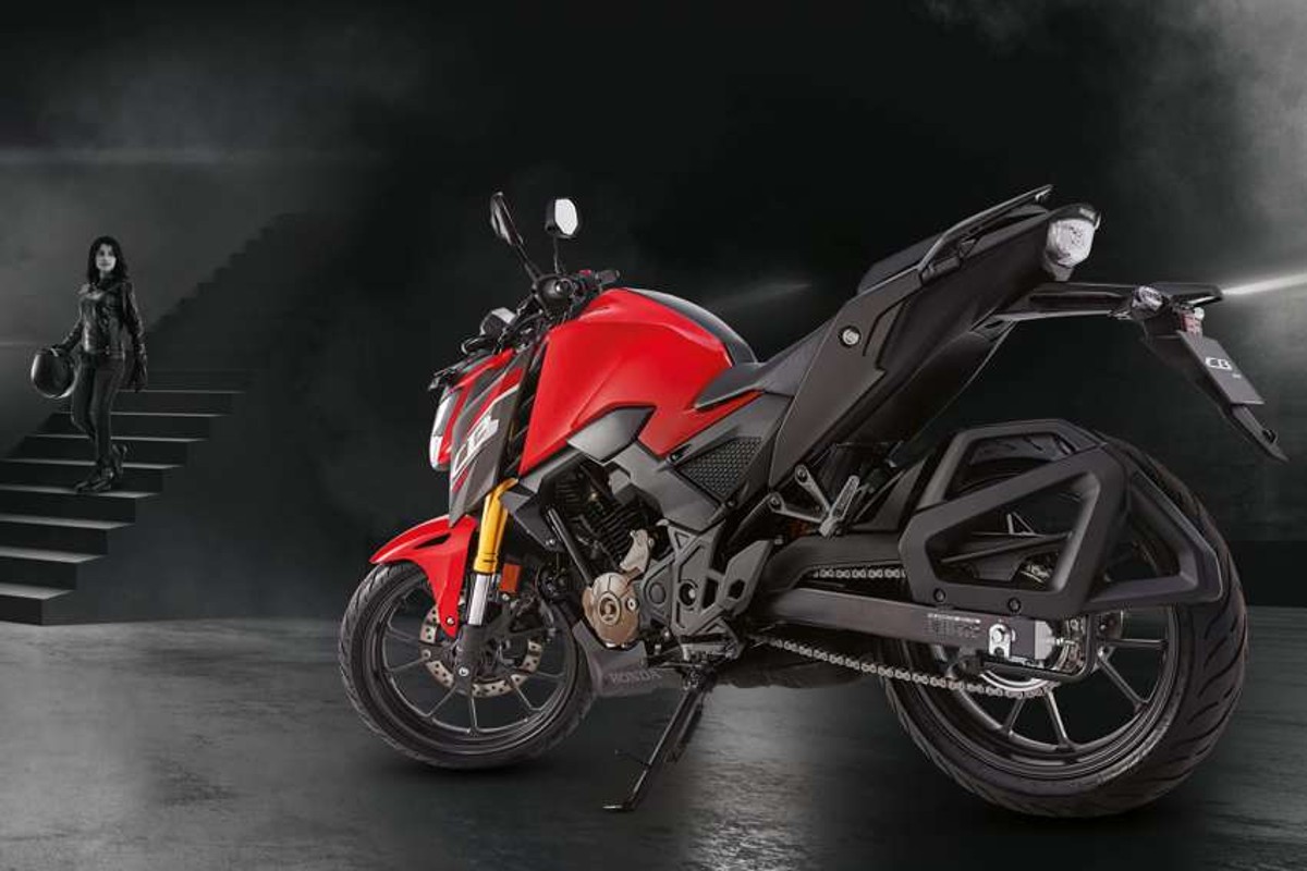Honda CB300F roja, vista trasera