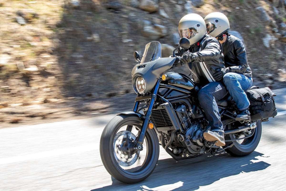 Nueva versión tourer 2023 de la Honda CMX1100 Rebel