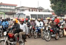 Motoristas circulando en Nigeria