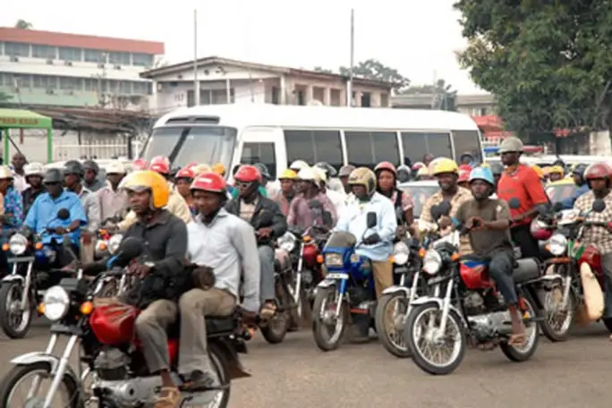 Motoristas circulando en Nigeria