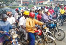 Enorme tráfico de motoristas circulando en Nigeria