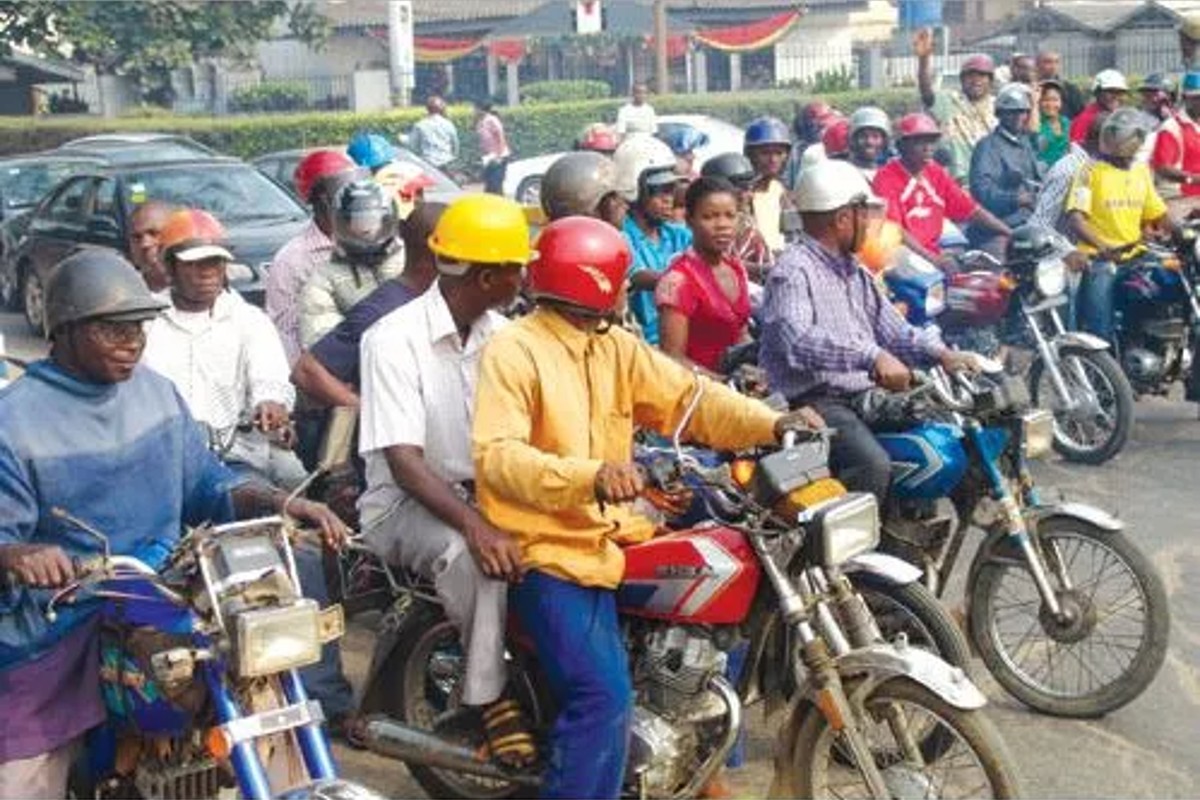 Enorme tráfico de motoristas circulando en Nigeria