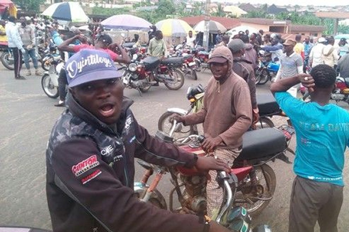 Tráfico de motoristas circulando en Nigeria