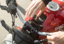 Proceso de fijación del teléfono en el soporte