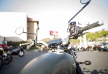 Soporte de teléfono para el manillar de la moto