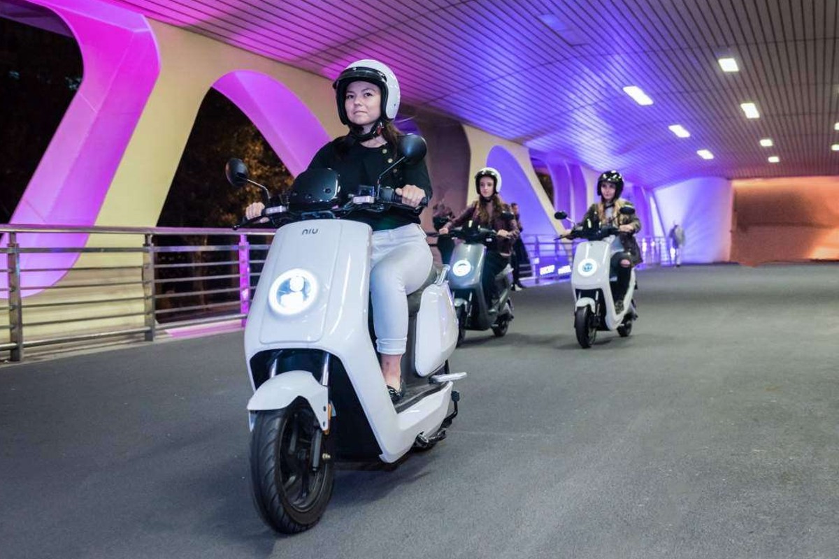 Scooter eléctrico NIU rodando por la noche