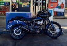 Mula de pruebas cazada repostando en una gasolinera