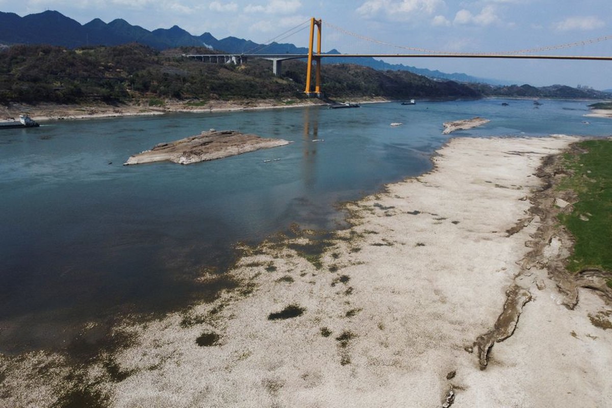 Río chino sin caudal por la sequía que azota el país