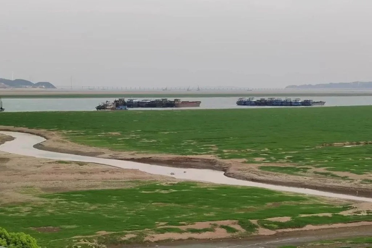 Río chino sin apenas caudal por la sequía